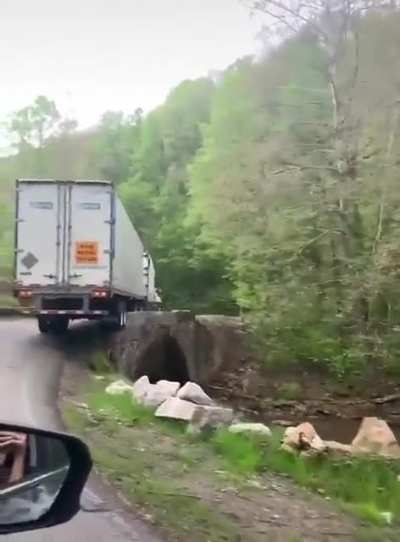 -А не наебнёмся? -Да не, не должны...