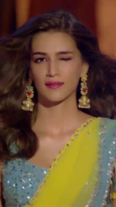Kirti Sanon wink compilation