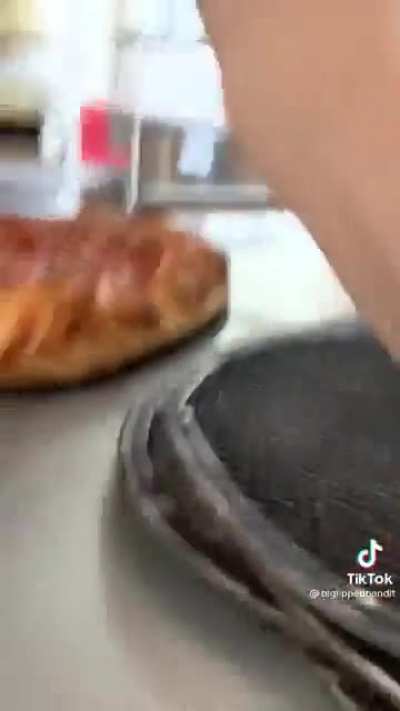 How to correctly cut a pizza.