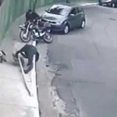 Motorcyclists try to rob a couple, get what they deserve