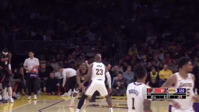 [Highlight] LeBron sees Chauncey Billups throw the white flag so he intentionally fouls and calls a timeout before substituting himself out of the game 😂
