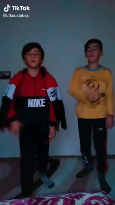 Abi sakin ol niye böyle yapıyorsun hepimiz altımıza sıçtık