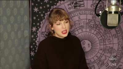 Taylor Accepting The AMA for Artist of the Year, Music Video, Female Artist – Pop/Rock