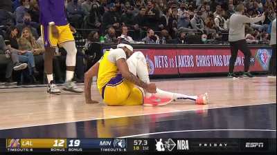 [Highlight] AD goes down in pain