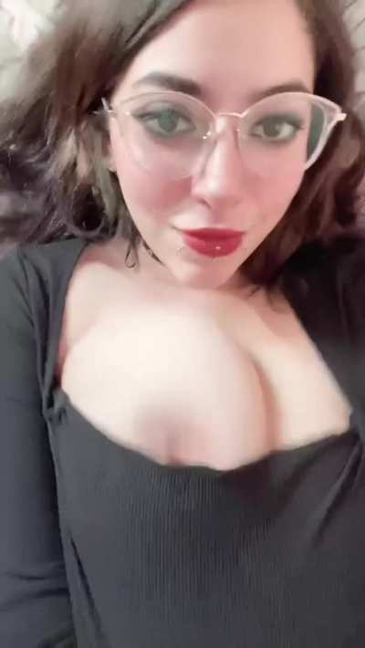 Bouncing her titty out while laying down 😍 (@Kittydanx)