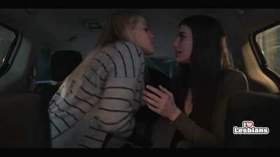 Renee Rapp & Rachele Schank (The Sex Lives of College Girls - s01e02)