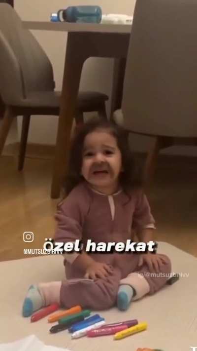 Herkes çok ciddi, bence biraz neşelenmeye ihtiyacımız var. Günümü güzel<wbr>leşti<wbr>ren bir videoyu sizinle de paylaşmak istedim doğrusu. (Evet İnstagramdan aldım lakin izlediğinize değecektir, emin olabi<wbr>lirsi<wbr>niz.) Günaydın bu arada millet