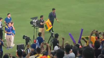No former player from Sri Lanka was present there so Great Gesture from GG...Bas Koyeli bhai ki bhi side le liya karo