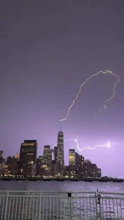 Lighting striking One Worldb Trade during the storm ealier tonight 📷: t @maxi<wbr>musup<wbr>inNYc