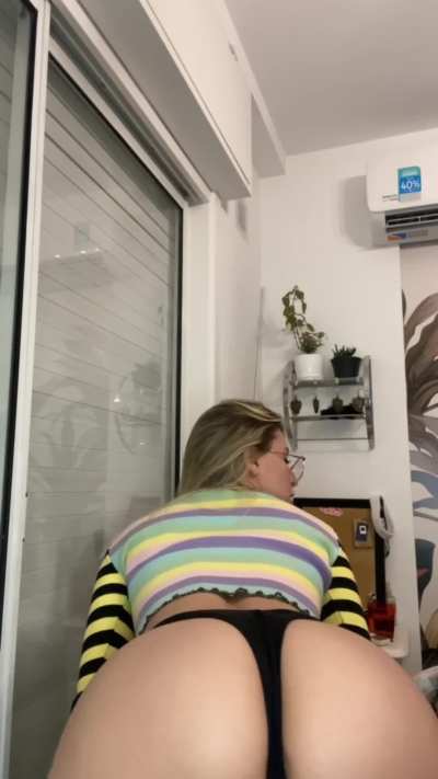 Good dick and spank are my peachy needs