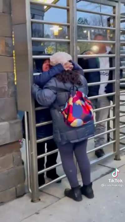 Two sisters separated between the US-Canada border finally enjoy each other’s warm embrace on Christmas after being separated for over 19 years. They convinced the immigration officers to give them a chance to meet each other between the border fence.