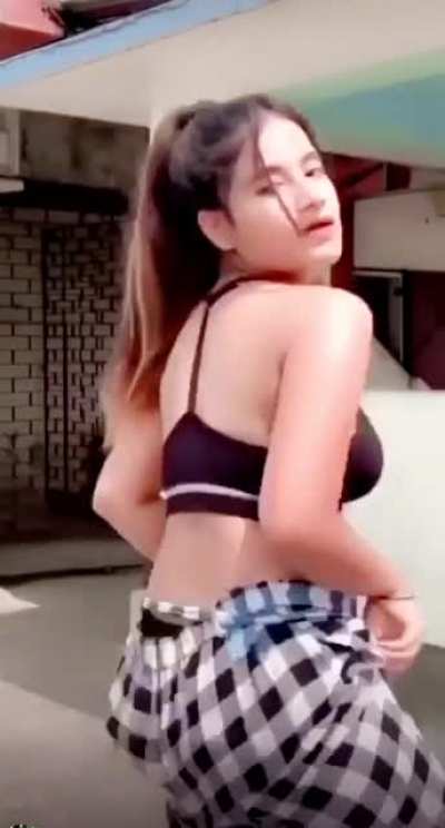 Everything jiggl<wbr>es🍑💦🍌 ass 🍑or boobs?