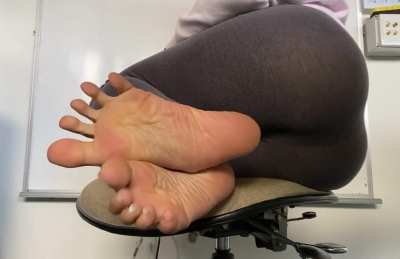 You’ll be sucking my long toes on toesday even if my coworker walks in 🤭