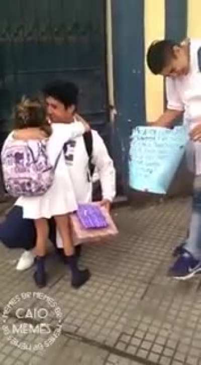 Ela Parece Uma Criança perto dele , isso é pegar loli aqui no brasil ? Kkkkkk
