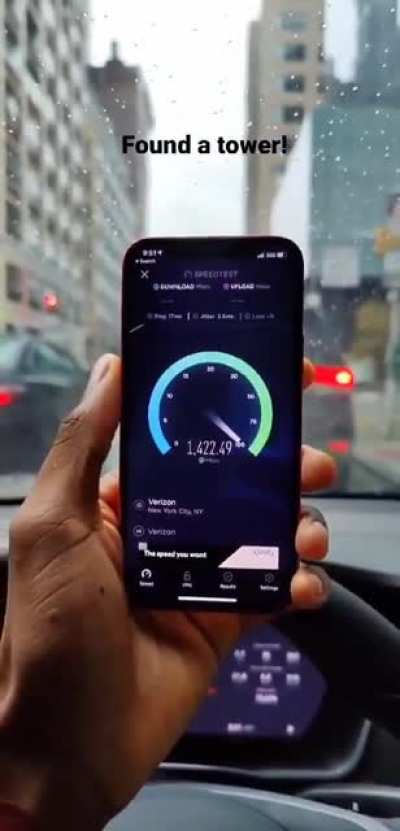 MKBHD testing iPhone 5G speed(1700mpbs)