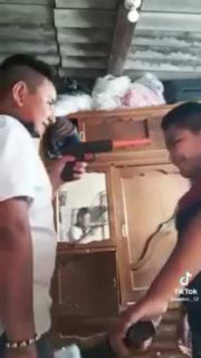 🔫💉🗡️