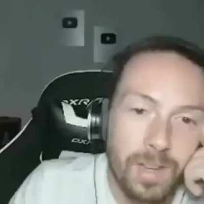 Eu e meu amigo tamo indo pra escola, e a gente passa por um asilo, ele automaticamente: