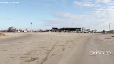 Chornobaivka airport, Kherson Oblast, is full of abandoned Russian equipment. It was here that the entire HQ of the 20th Motorized Rifle Division was destroyed by a strike by HIMARS missiles and the commander died.