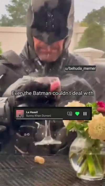 kon lagaye gale baad Eid ki nimaaz ke