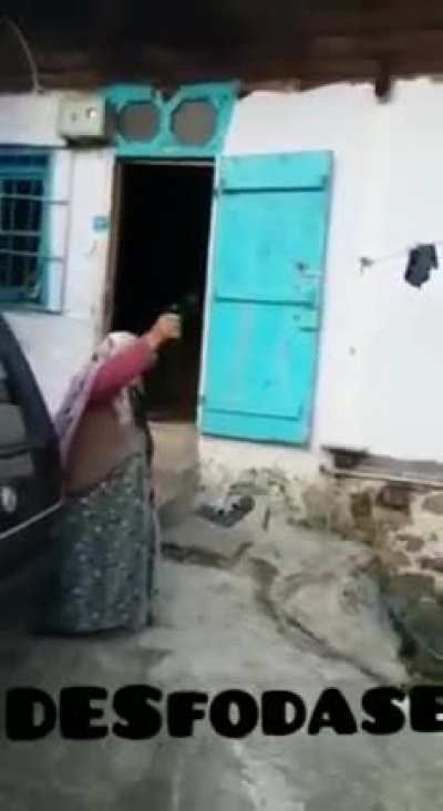 SE VC N DAR UPVOTE ELA VAI IR ATRÁS DE VOCÊ