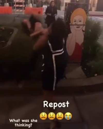 Southpaw lady scores a knockdown with a jab!