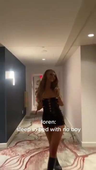 Cumslut just couldn’t help herself in vegas
