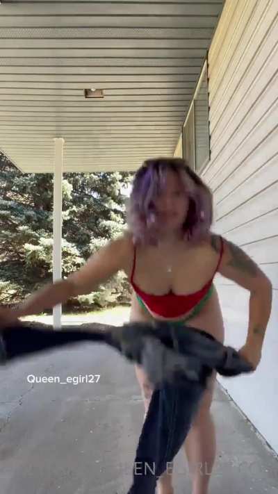 Juicy pawg showing off her body outside