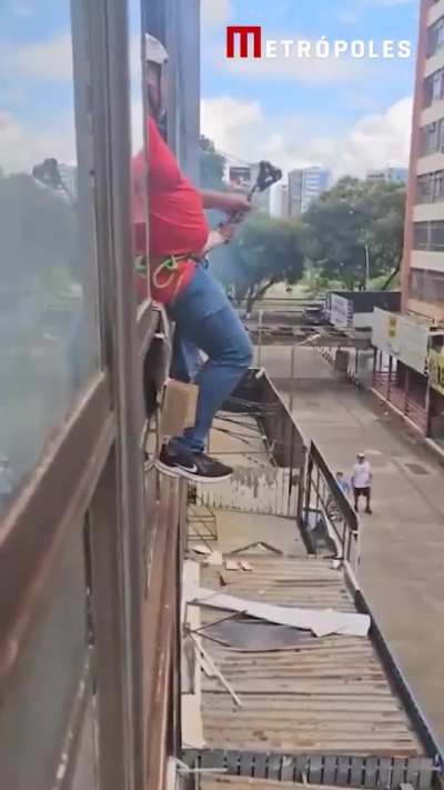 Man falls from a zip line during a fire brigade course. Brasilia, Brazil