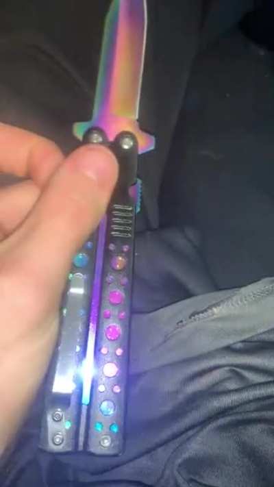 Look at this cool butterfly knife...🙃