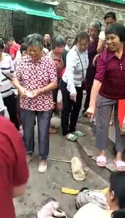 Woman giving birth in the middle of the street, bystanders freak, baby survives