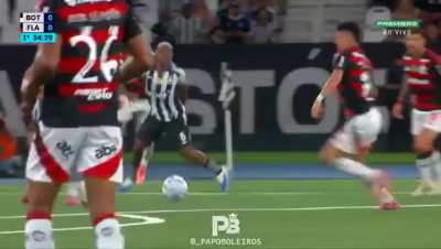 Reclamação de pênalti a favor do Flamengo. VAR não mandou o juiz ir revisar.