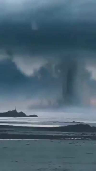 Downburst é um vento de grande intensidade e junto ao solo que, a partir de determinado ponto, sopra de forma radial; isto é, em linha reta em todas as direções a partir do ponto de contacto com o terreno.