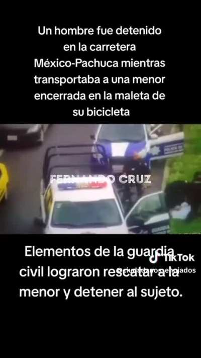 En la autopista México-Pachucha un hombre fue detenido y de la maleta de su bicicleta fue sacada una niña que presuntamente había robado metros atrás del lugar en donde fue capturado.