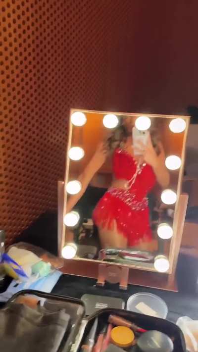 She is so cute and sexy and she knows it 😍🔥