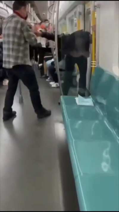 洼地北京地铁四号线，义和团小粉红挨揍