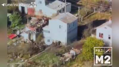 Ukrainian FPV drone strike on Russian-held house, 
46.751483, 33.132349
Krynky, Kherson Oblast
