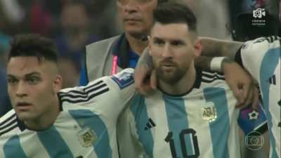 Messi reaction to Montiel’s penalty.