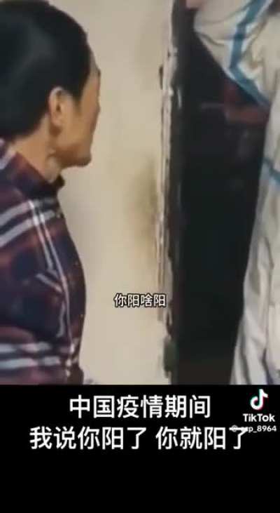 经典回顾之<wbr>疫情期间，<wbr>一名白卫兵<wbr>怒斥居民：<wbr>“我说你阳<wbr>了，你就阳<wbr>了”。