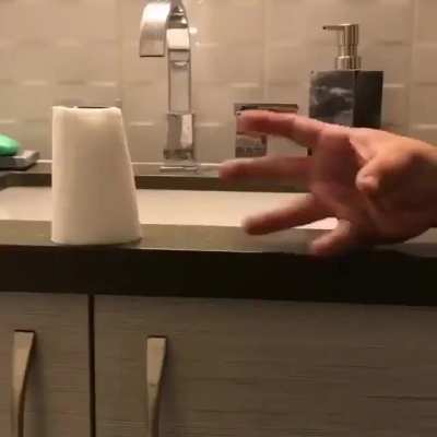 É assim que homens com menos de 1.70cm vivem kkkkkk
