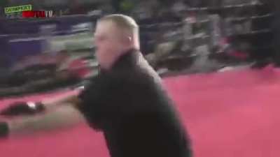 Referee has a tough time breaking up a fight