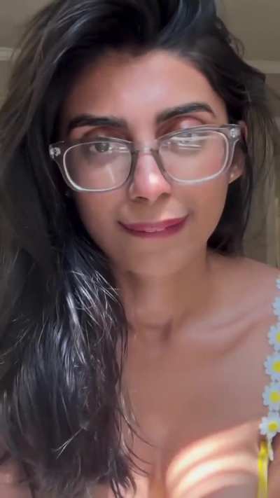 Aqsa : Can't keep myself away from this thot🤤<wbr>🍼😼🥵