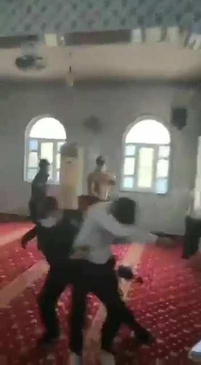 Gaziantep’te covid 19 nedeniyle kapalı olması gereken camilerde ibadet yapıldığı için camiye polis müdahalesi yapılmış. Galaksinin koruyucuları maşallah sinek ilacı gibi sıkıyor biber gazını 😂 şu olay CHP’li bir belediyede yaşansa akpli dayılar 100 yıl an