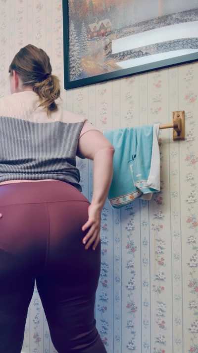 I farted then sat right on your face. This huge MILF ass is gonna be the last thing you see before you black out from bliss. Don’t fight it, just breathe me in and let go. 💨 😈