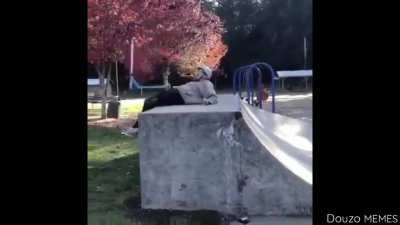 o cara tá andando de patinete?