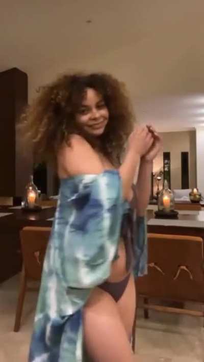 👑