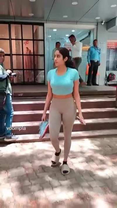 Janhvi Kapoor scared of what's gonna happen to her tonight