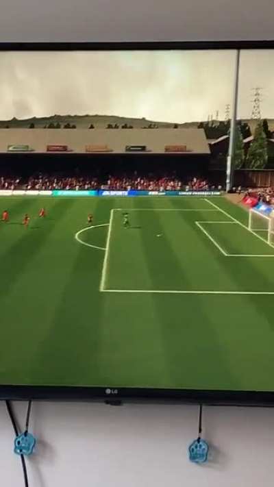 Can someone explain how that wasn’t offside and why the goal was allowed (sorry for bad quality)