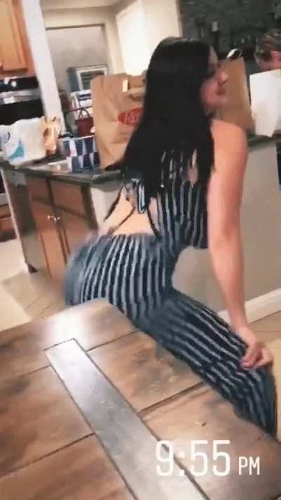 Another reason to stroke for Ariel Winter ð¥µ