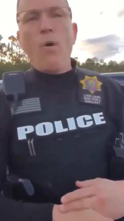Cop gives woman advice as she tries to intervene with their work