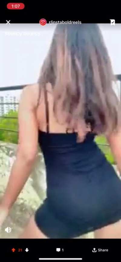 WHATS HER NAME GUYS THAT BOOTY IS SEXY